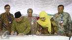 Ketua MUI KH Ma’aruf Amin (kiri) dan Mensos Khofifah Indar Parawansa saat menandatangani MoU program edukasi keuangan syariah '1 Juta Umat Mandiri' di Tangerang, Senin (30/5).(Liputan6.com/Angga Yuniar)