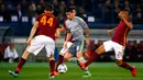Gelandang Real Madrid, James Rodriguez (tengah) berusaha melewati tiga pemain AS Roma pada leg pertama 16 besar Liga Champions di Stadion Olimpico, Italia (18/2). Real Madrid menang atas AS Roma dengan skor 2-0. (REUTERS/Tony Gentile)