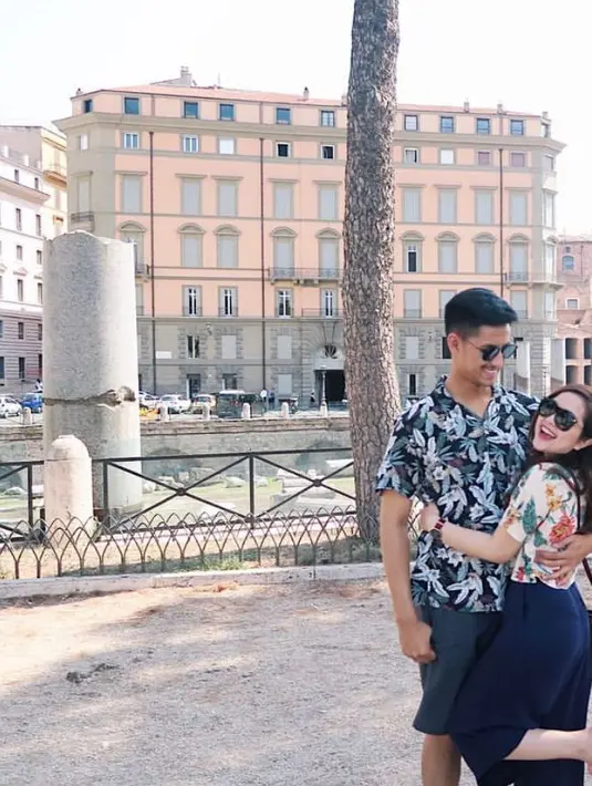 Kemeja tropical adalah salah satu pakaian yang dapat membantu penampilanmu dan pasangan lebih maksimal saat sedang berwisata. (Instagram/tasyakamila)