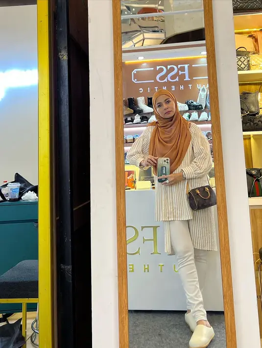 Kemeja ovesize jadi salah satu pilihan favorit. Memadukannya dengan skinny jeans pun jadi pilihan mudah. [Foto: Instagram/meisya_siregar]