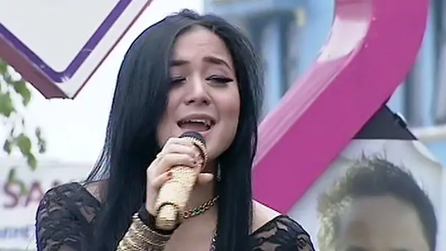 Juwita Bahar membawakan lagu Oplosan dalam acara Inbox SCTV (26/02/2014)