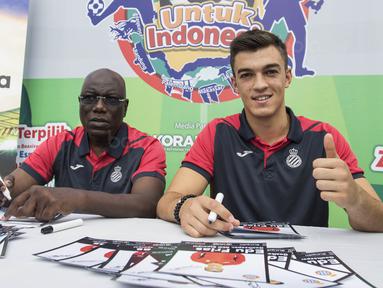Kiper Espanyol, Edu Frias, bersama pelatih kiper, Thomas N'Kono, menghadiri jumpa fans di Jakarta, Minggu (16/7/2017). Espanyol akan melakukan laga ujicoba melawan Persija. (Bola.com/Vitalis Yogi Trisna)