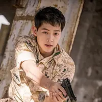 Song Joong Ki terlihat gagah saat berperan sebagai seorang kapten Tentara Perdamaian PBB dalam drama terbaru.