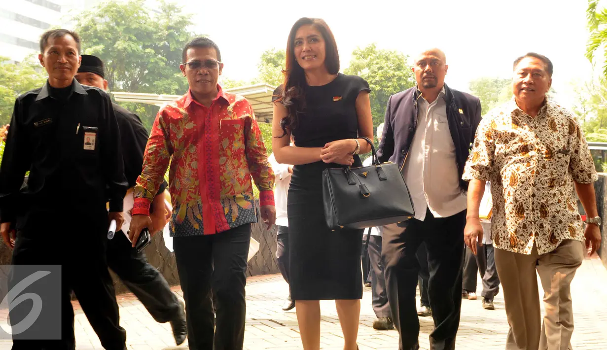 Ketua Pansus Pelindo II Rieke Diah Pitaloka tiba di Gedung KPK, Jakarta, Kamis (10/3). Kedatangan mereka bertemu untuk bertemu pimpinan KPK membahas temuan kasus Pelindo II. (Liputan6.com/Helmi Afandi)