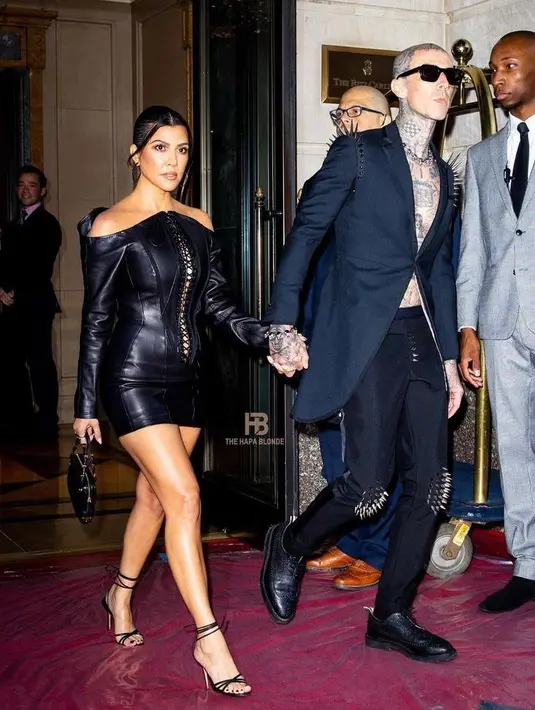 Hadir di MTV VMA 2021, Kourtney Kardashian tampil kompak dengan kekasihnya Travis Barker dalam balutan busana serba hitam. (Instagram/thehapablonde).