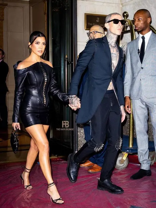 Hadir di MTV VMA 2021, Kourtney Kardashian tampil kompak dengan kekasihnya Travis Barker dalam balutan busana serba hitam. (Instagram/thehapablonde).