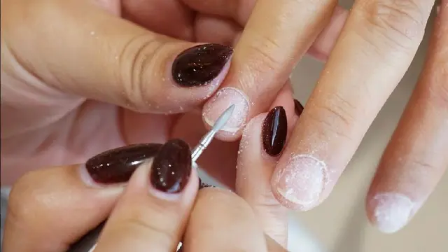 Ilustrasi seorang pelanggan sedang melakukan treatment manicure