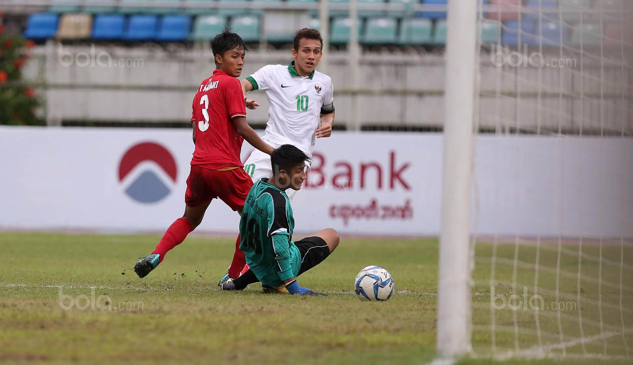 Pemain Timnas Indonesia U-19, Egy Maulana Vikri, saat pertandingan melawan Myanmar pada laga Piala AFF U-18 di Stadion Thuwunna, Minggu, (17/9/2017). Egy Maulana menjadi top skorer Piala AFF U-18 dengan delapan gol. (Liputan6.com/Yoppy Renato)