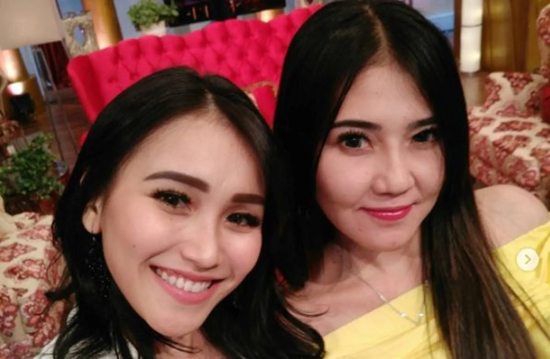 Ayu Ting Ting dan Via Vallen tampil dalam sebuah program televisi (Instagram/@ayutingting92)