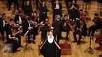 Ekspresi Isyana Sarasvati saat berduet dengan pianis muda Jonathan Kuo dalam konser musik klasik bertajuk “Vienna at the Turn of 19th Century” Aula Simfonia Jakarta, Sabtu (6/5). (Liputan6.com/Fery Pradolo)