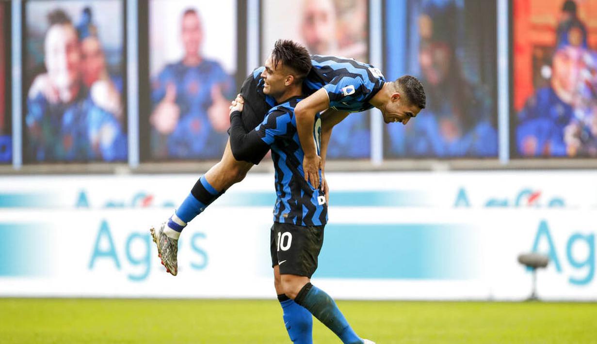 Striker Inter Milan, Lautaro Martinez, melakukan selebrasi bersama Achraf Hakimi usai mencetak gol ke gawang Crotone pada laga Liga Italia di Stadion Giuseppe Meazza, Minggu (3/1/2021). Inter Milan menang dengan skor 6-2. (AP/Antonio Calanni)