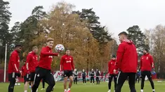 Para pemain Lokomotiv Moskow saat mengikuti latihan tim di Bakovka di luar Moskow (26/10/2020). Lokomotiv Moskow akan bertanding melawan wakil Jerman, Bayern Munchen pada grup A Liga Champions. (AFP/Pool/Maxim Shipenkov)