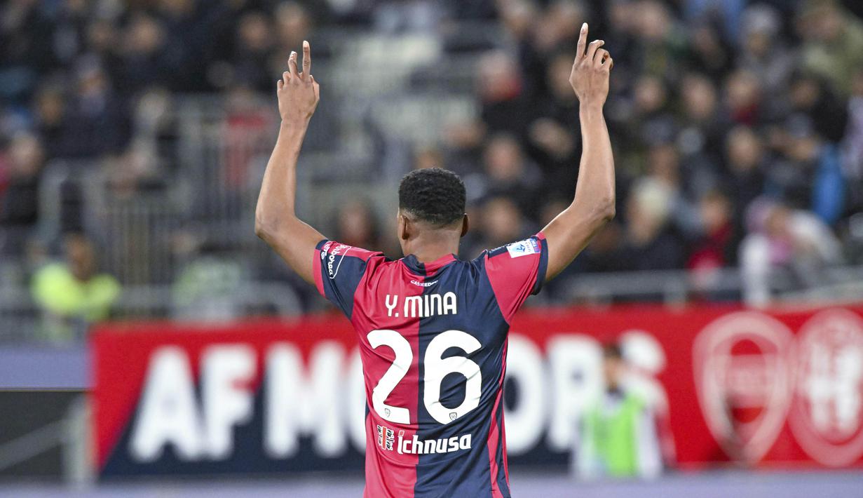 Pemain Cagliari, Yerry Mina, melakukan selebrasi setelah mencetak gol ke gawang Juventus pada laga Liga Italia di Stadion Unipol Domus, Sabtu (20/4/2024). (Gianluca Zuddas/LaPresse via AP)
