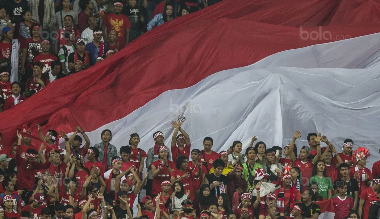 Suporter Timnas Indonesia mengibarkan bendera raksasa saat melawan Filipina pada laga SEA Games di Stadion Shah Alam, Selangor, Kamis (17/8/2017). Indonesia menang 3-0 atas Filipina.(Bola.com/Vitalis Yogi Trisna)