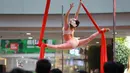 Aksi penari Pole Dance atau Tari Tiang pada kontes yang digelar di sebuah pusat perbelanjaan di Shenyang, China, 4 April 2017. Pole Dance merupakan bentuk seni pertunjukan yang menggabungkan tari dan akrobat yang menggunakan tiang. (AFP PHOTO/STR)