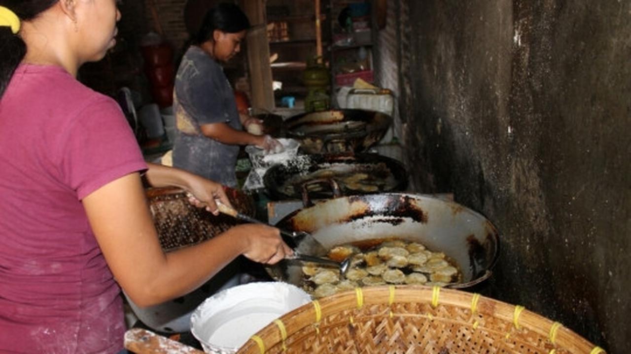 Rupiah anjlok, produsen keripik tempe khas Malang kurangi irisan