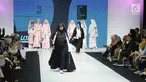 Model mengenakan busana rancangan IM Syari  x Dini Aminarti saat Muslim Fashion Festival (MUFFEST) 2019 di JCC, Jakarta, Jumat (3/5/2019). IFI (INTERNATIONAL) X KOREA K-STREET BY GLINGREEM menampilkan rancangan IM x Dini Aminarti Sebanyak 11 koleksi busana hijab. (Liputan6.com/Herman Zakharia)
