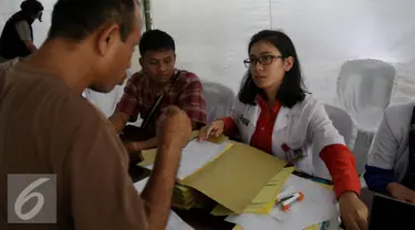 Tim DVI Pus Dokkes Mabes Polri menyimak pernyataan keluarga korban kecelakaan Pesawat herkules C -130, Medan, Jumat (3/7/2015). 49 jenazah sampai saat ini belum teridentifikasi, karena kondisi jenazah sulit di kenali. (Liputan6.com/Johan Tallo)