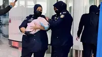 Seorang penumpang pesawat melahirkan di ruang tunggu Bandara Internasional Kuala Lumpur di periode libur Natal dan Tahun Baru 2023/2024. (dok. X @MY_Airports/https://twitter.com/MY_Airports/status/1740287453242798162/photo/1)