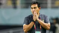 Pelatih kepala Timnas Indonesia U-17, Bima Sakti, tampak tegang saat anak asuhnya digempur pemain Timnas Ekuador U-17 pada laga pertama Grup A Piala Dunia U-17 di Stadion Gelora Bung Tomo, Surabaya, Jumat (10/11/2023) malam WIB. (Bola.com/Bagaskara Lazuardi)