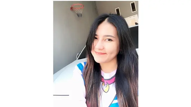 Via Vallen tampil tanpa makeup, ia terlihat makin glowing.