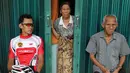 Pebalap sepeda Timnas Indonesia, Aiman Cahyadi beristirahat di teras toko warga saat berhenti di Barung-Barung Belantai dalam Etape 1 Tour de Singkarak 2015, Sabtu (3/10/2015). (Bola.com/Arief Bagus)