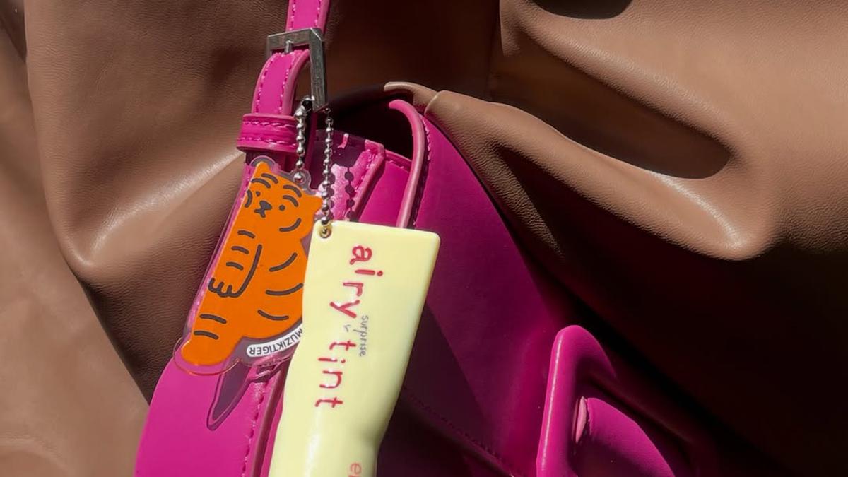 Bag Charm Berevolusi dari Hand Sanitizer, Lipstik, sampai Inhaeler, Semua Bisa Digantung