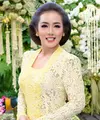 Dalam prosesi siraman yang berlangsung penuh haru dan khidmat, penampilan Soimah sukses mencuri perhatian lewat riasan yang begitu anggun dan berkelas. [@dhirmanputra].