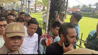 Wakil Ketua Komisi III DPR RI Habiburokhman menemui massa pendemo di depan Gedung DPR RI, Senayan Jakarta. (Liputan6.com/ Muhammad Radityo Priyasmoro)