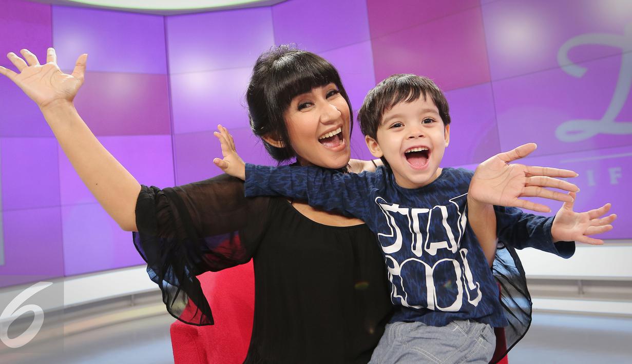 Cut Memey dan Nathan saat menghadiri acara Dear Haters di SCTV Tower, Jakarta, Kamis (31/3/2016). Cut Memey terlihat akrab dengan anak hasil pernikahan dengan bule asal Kanada, Paul Rowland. (Liputan6.com/Angga Yuniar)