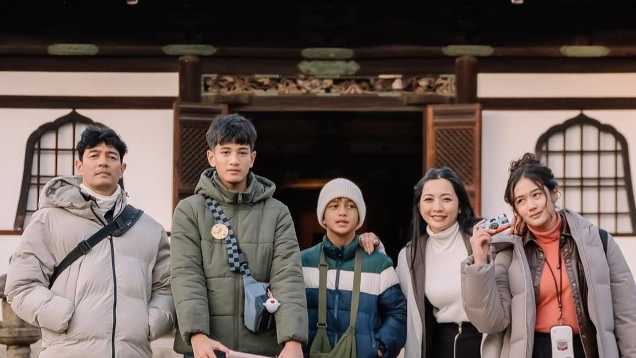 Hesti Purwadinata dan Edo Borne Ajak Anak Liburan ke Jepang, ini 5 Potret Kekompakannya