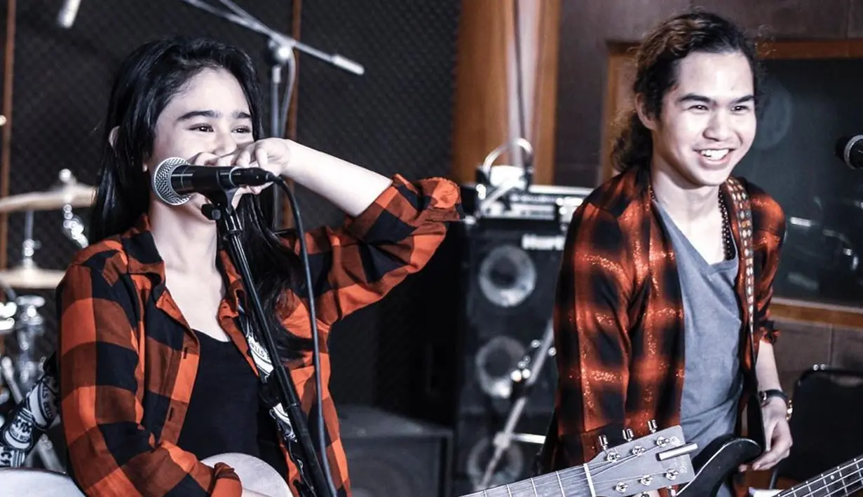 Lewat channel Youtube Ari Lasso, Tissa mengatakan tentang tiga hal yang membuatnya jatuh cinta pada Dul Jaelani. Sederhana, Jiwa yang bebas, dan menurut Tissa, Dul adalah anak yang sopan. (Instagram/tissabiani)