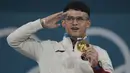 <p>Tampil di urutan terakhir dari total 29 atlet Indonesia yang berlaga di Olimpiade Paris 2024, Rizki Juniansyah betul-betul menjadi penutup yang manis bagi kontingen Indonesia. Atlet berusia 21 tahun itu sukses menyumbang medali emas kedua untuk Indonesia dai kelas 73 kg putra cabor angkat besi yang berlangsung di Paris Expo Porte de Versailles, Paris, Jumat (9/8/2024) dini hari WIB. Rizki mampu mengangkat total 354 kg yang menjadi rekor baru Olimpiade dengan rincian 155 kg pada angkatan snatch dan 199 kg untuk clean and jerk. (AP Photo/Kin Cheung)</p>