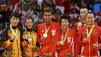 Tontowi Ahmad/Liliyana Natsir (tengah) berpose bersama peraih perak, Chan Peng Soon/Goh Liu Ying (kiri), dan peraih perunggu, Zhang Nan/Zhao Yunlei. (Reuters/Mike Blake)