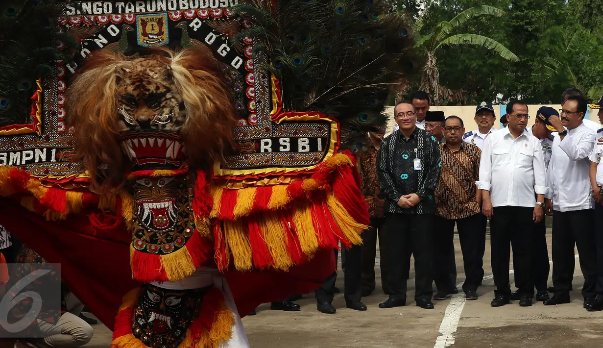 Menteri Perhubungan Budi Karya Sumadi bersama Wagub Jawa Timur, Saifullah Yusuf mendapatkan sambutan atraksi tarian reog Ponorogo saat menghadiri acara peresmian Terminal Bus Tipe A Seloaji di Kabupaten Ponorogo, Jumat (3/2). (Liputan6.com/Johan Tallo)