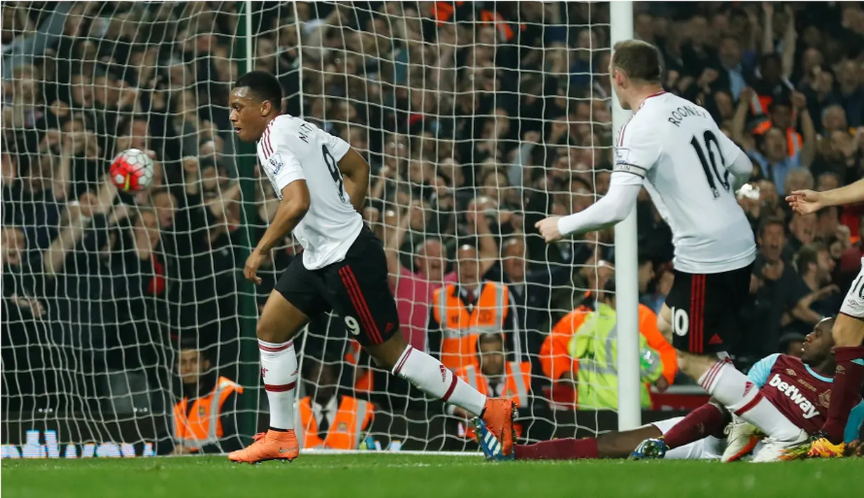 Pemain MU, Anthony Martial, merayakan gol yang dicetaknya ke gawang West Ham dalam laga Premier League di Boleyn Ground, Rabu (11/5/2016) dini hari WIB. (Reuters/Eddie Keogh)