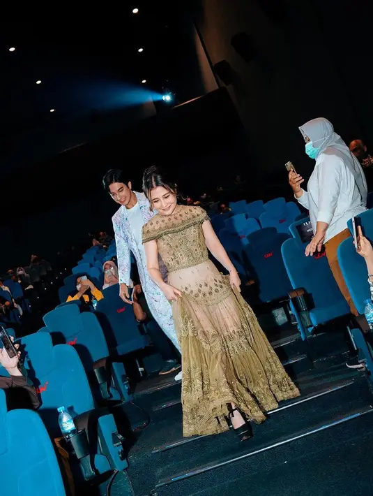 Cape dress juga bisa jadi gaun formal yang menghadirkan kesan anggun tak terbantahkan. Gaun ini bergaya klasik yang menghadirkan kesan cantik sempurna. (foto: Prilly Latuconsina)