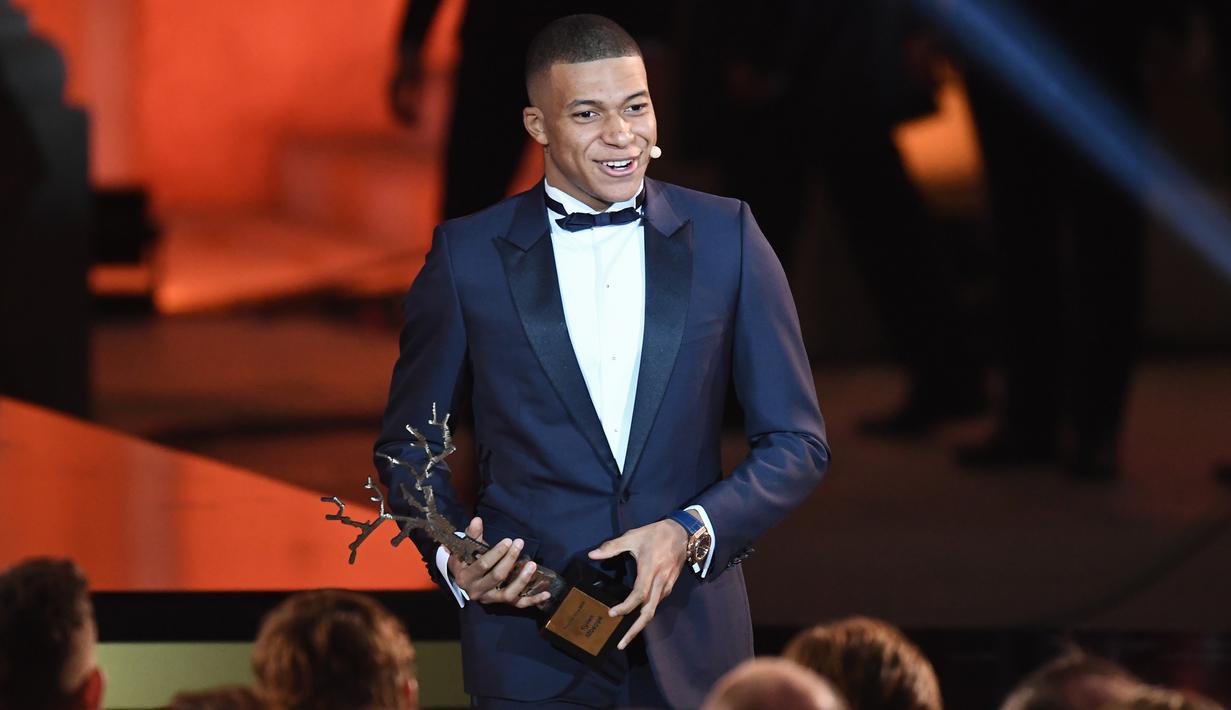 Striker Paris Saint-Germain, Kylian Mbappe setelah menerima penghargaan Trophee Kopa pada seremoni Ballon d'Or 2018 di Grand Palais, Senin (3/12). Ini merupakan penghargaan bagi pesepakbola terbaik yang masih berusia di bawah 21 tahun. (FRANCK FIFE/AFP)