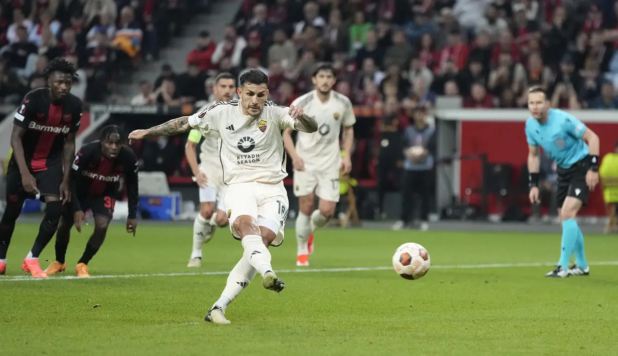 Gelandang AS Roma, Leandro Paredes mencetak gol pertama timnya ke gawang Bayer Leverkusen melalui eksekusi penalti pada laga leg kedua semifinal Liga Europa 2023/2024 di BayArena, Leverkusen, Kamis (9/5/2024). (AP Photo/Matthias Schrader)