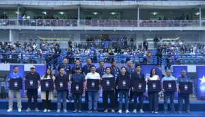 Persib Bandung menunjukkan sponsor klub untuk BRI Super League 2025/2026 dalam acara launching tim di Stadion GBLA, Bandung, Sabtu (2/8/2025). (Bola.com/Muhammad Faqih)