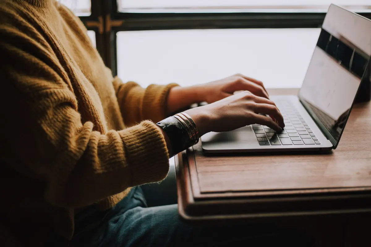 Berada di depan laptop dalam waktu yang lama