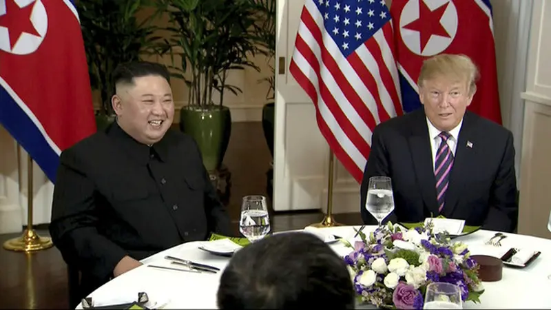 Kim Jong-un dan Donald Trump saat makan malam di acara KTT AS - Korea Utara jilid 2 di Hanoi, Vietnam. (AP)