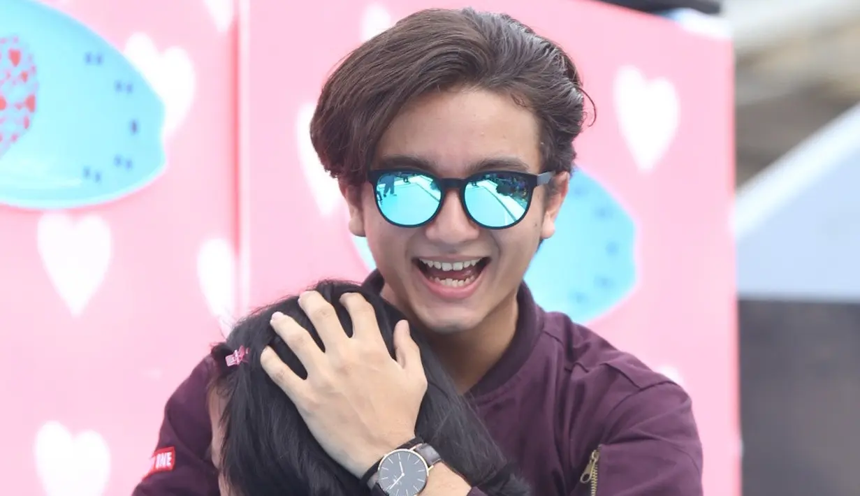 Demikian pula dengan Bryan Domani dan Teejay Marquez. Mereka sangat senang saat memberikan pelukan hangat kepada para penggemarnya yang telah menunggu lama. (Nurwahyunan/Bintang.com)