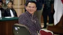 Senyum Gubernur DKI Jakarta non-aktif Basuki T Purnama alias Ahok sesaat sebelum dimulainya sidang lanjutan di PN Jakarta Utara, Selasa (26/12). Persidangan ketiga ini beragenda pembacaan putusan sela oleh majelis hakim. (Liputan6.com/Bagus Indahono/Pool)