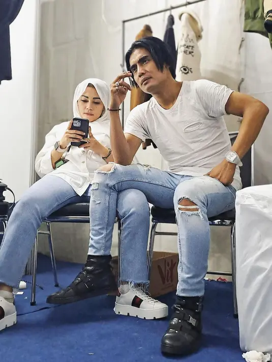 Vokalis Setia Band Charly Van Houten rumah tangganya sempat terancam bubar. Charly dan Shinta Regina Irawan menikah pada tahun 2004. Regina sempat dua kali (2015, 2018) melayangkan gugatan cerai. Saat kisruh rumah tangganya, keduanya sepakat damai dan melanjutkan rumah tangganya hingga sekarang. [Instagram/regina_irawan03]