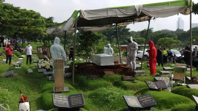 Pemakaman Rina Gunawan. (Liputan6.com/ Sapto Purnomo)