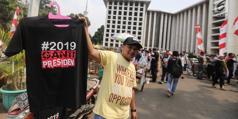 Kaos 2019 Ganti Presiden Ramai Dijual di Istiqlal