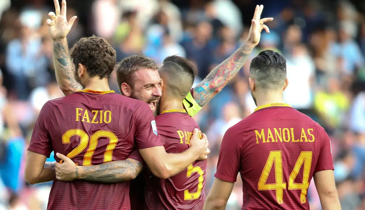Para pemain AS Roma merayakan gol saat melawan Napoli pada lanjutan Serie A Italia di San Paolo Stadium, Naples (15/10/2016). (REUTERS/Stefano Rellandini)