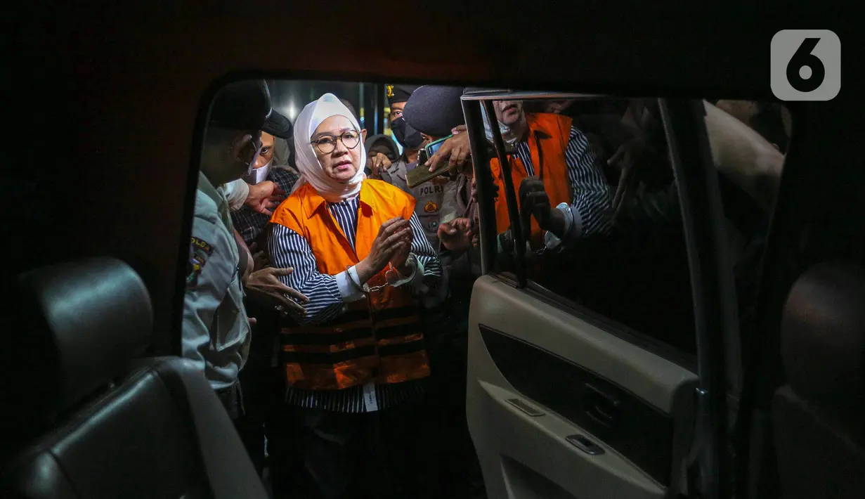 Mantan Direktur Utama (Dirut) Pertamina Karen Agustiawan langsung digelandang masuk mobil tahanan KPK. (Liputan6.com/Faizal Fanani)