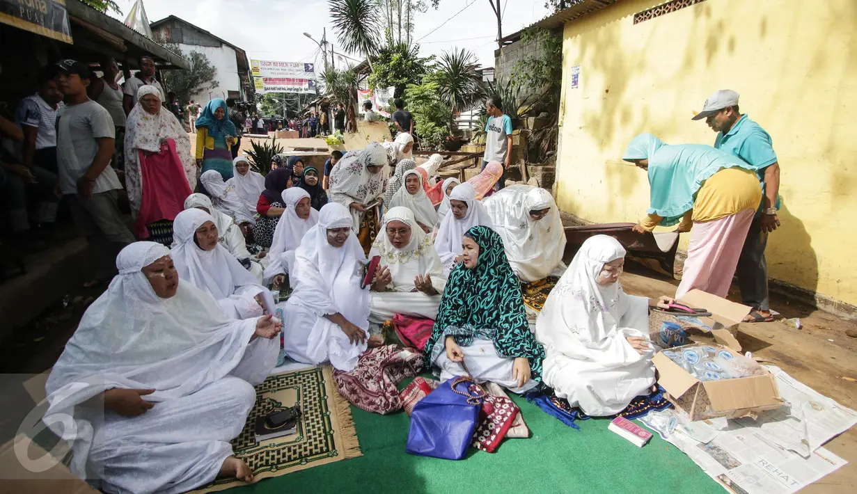 Sejumlah ibu-ibu menggelar doa bersama di lokasi, RT 1 RW 12, Jl Saharjo, Manggarai, Jakarta, Rabu (26/4). Sampai saat ini penggusuran belum dilakukan karena pertemuan pertama tidak menghasilkan kesepakatan. (Liputan6.com/Faizal Fanani)